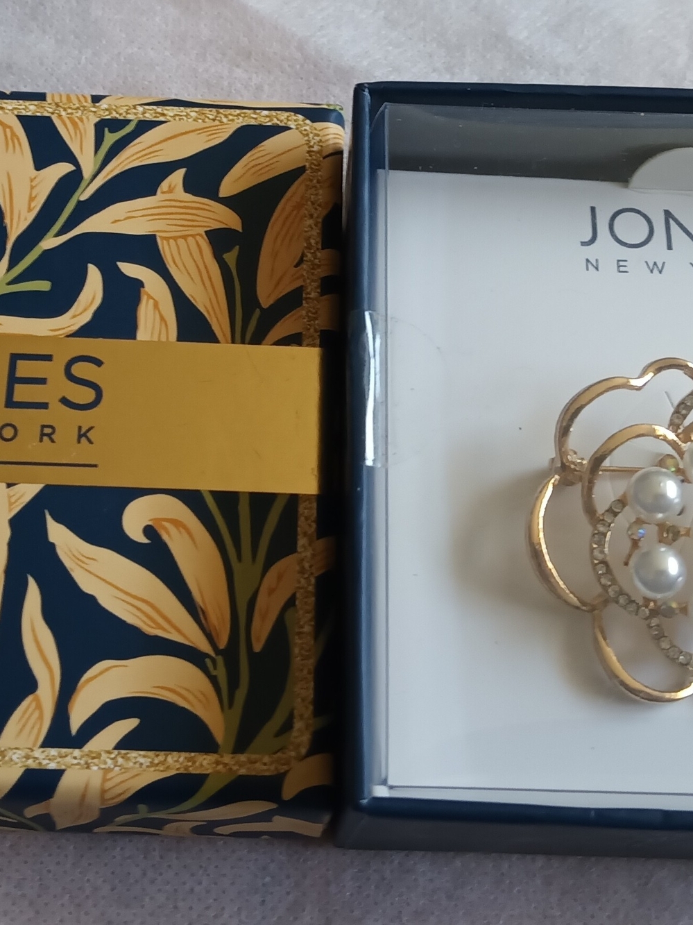JONES NEW YORK FLOWER & PEARL BROOCH